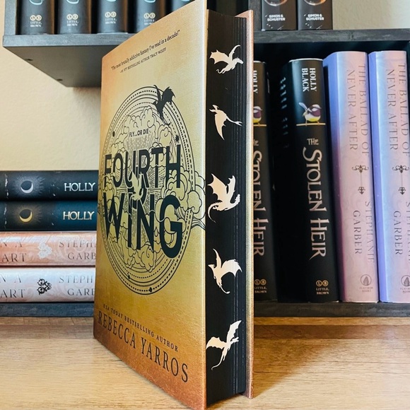 FOURTH WING  by Rebecca Yarros ( First Edition ) - Picture 2 of 11